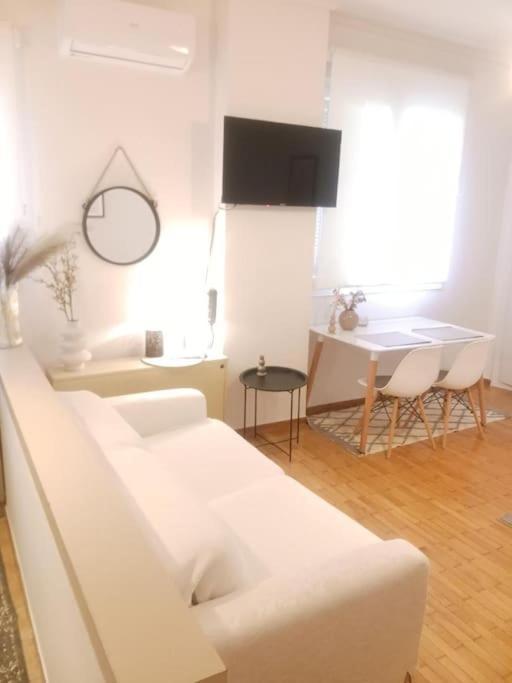 Beautiful Downtown Studio! Ioannina Bagian luar foto